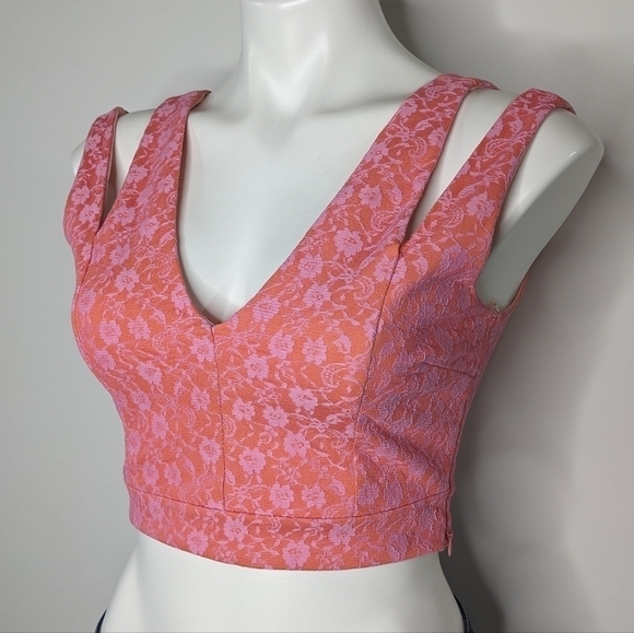 ✨3/$15 Miss Selfridge pink floral lace v neck crop top 6 - Picture 4 of 7
